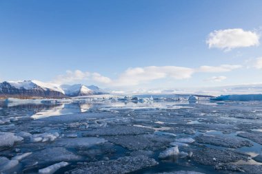 Mavi gökyüzü arka plan ile doğal soğuk Mavi Göl