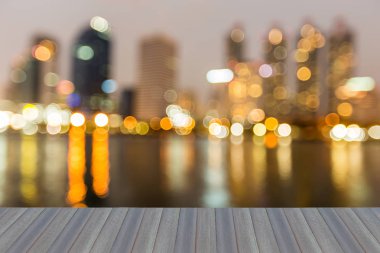 Gece ışık şehir kurma yansıması ile bulanık