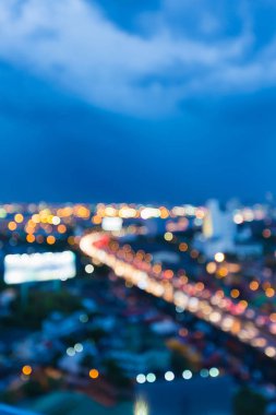 Mavi alacakaranlık karayolu Üstgeçit şehir manzarası