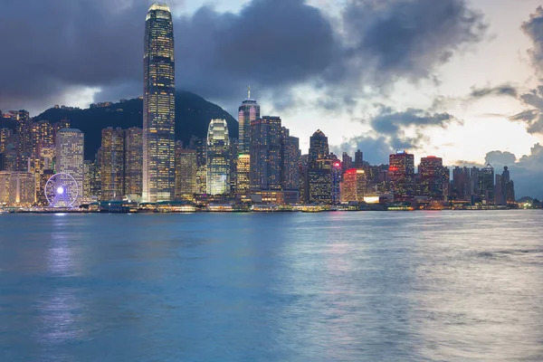 Akşam alacakaranlık Hong Kong şehir sahil — Stok fotoğraf