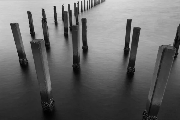 Zwart-wit vordering verlaten zeehaven — Stockfoto