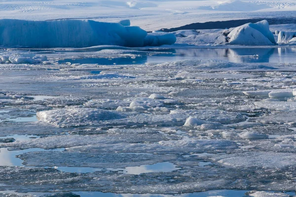 Lodem lukier lagunę Jakulsalon, Islandia — Zdjęcie stockowe