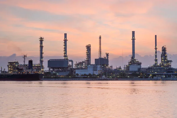 Hermoso después del atardecer tono cielo sobre refinería de petróleo — Foto de Stock