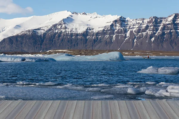 Laguna de invierno con fondo de roca negra, Islandia estación de invierno paisaje natural — Foto de Stock