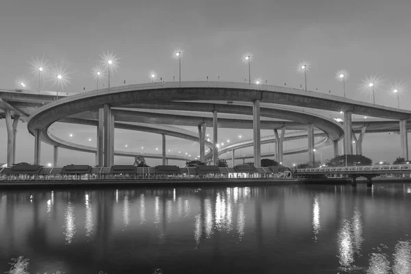 Paso elevado de la autopista de intercambio redondo blanco y negro — Foto de Stock