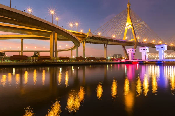 Noite luz reflexão suspensão ponte a — Fotografia de Stock