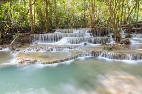 Chutes d'eau tropicales naturelles en forêt profonde — Photo