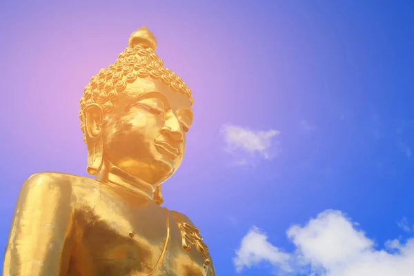Mavi gökyüzü karşı büyük Tay altın buddha — Stok fotoğraf