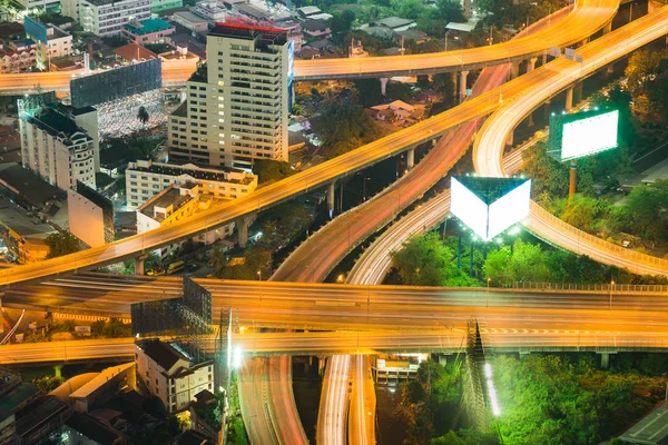 Natt Flygfoto passera motorvägen korsningen — Stockfoto