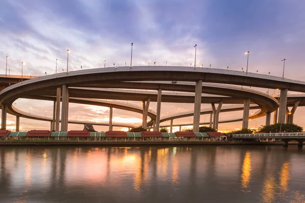 Kreisverkehr Autobahnüberführung Kreuzung — Stockfoto