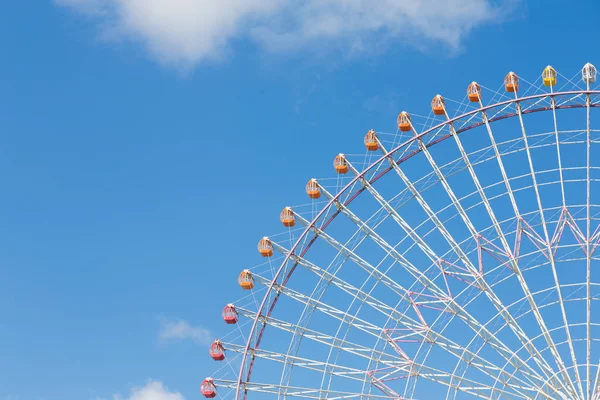 Feira gigante roda gigante contra o céu azul claro — Fotografia de Stock