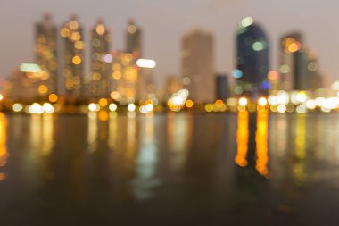 Gece bokeh hafif ofis binası ile su yansıması bulanık