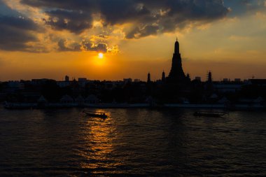 Gün batımında, Bangkok Tayland Wat Arun üzerinde siluet 