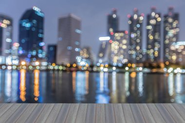 Gece bokeh ofis yansıması ile su üzerinde arka plan bulanık