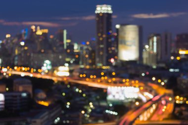 Gece lambası bokeh ofis binası ve yol Üstgeçit bulanık