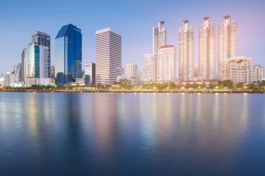 Ofis iş Şehir Parkı gölde su üzerinde binası.