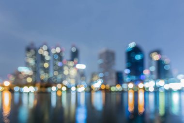 Bokeh şehir ofis yansıması ile alacakaranlık gökyüzü ile bulanık