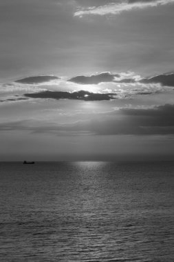 Sahil manzarası ve günbatımı arkasında arka plan bulut