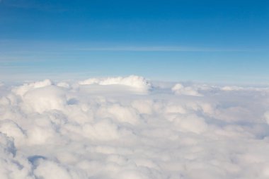 Güzellik yumuşak beyaz bulutlar mavi manzarası ile 