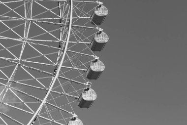 Eğlence Parkı içinde büyük dönme dolap yakın çekim 