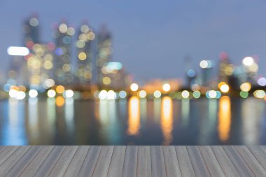 Alacakaranlık bokeh ofis binası su yansıması ile burred