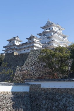 Açık mavi gökyüzü arka plan ile Himeji Kalesi