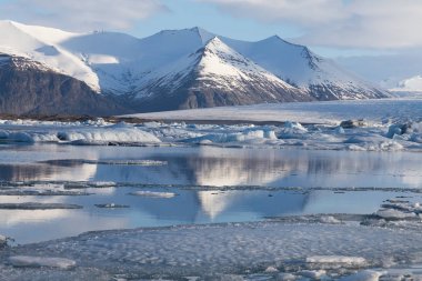 Kış sezonu doğal lagün karla kaplı dağ arka plan