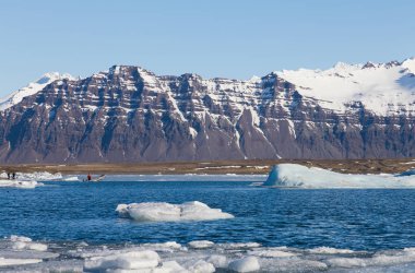 İzlanda kış sezon göl dağ ve açık mavi gökyüzü arka plan ile