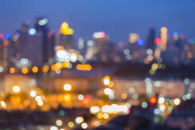 Işık şehri alacakaranlık gökyüzü bokeh gece görünümüyle bulanık