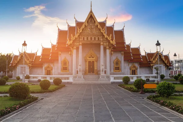 Marmurowa Świątynia w Bangkoku (Wat Benchamabophit) — Zdjęcie stockowe