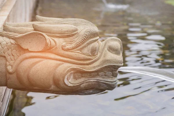 Дракон статуя спрей воды из камня — стоковое фото