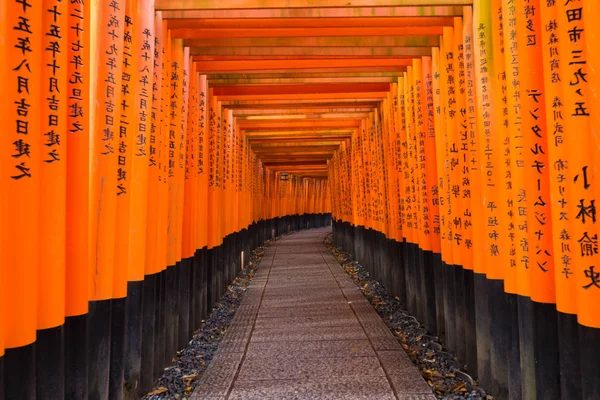 Santuário de Fushimi Inari Taisha, passagem de Tori em Kyoto — Fotografia de Stock