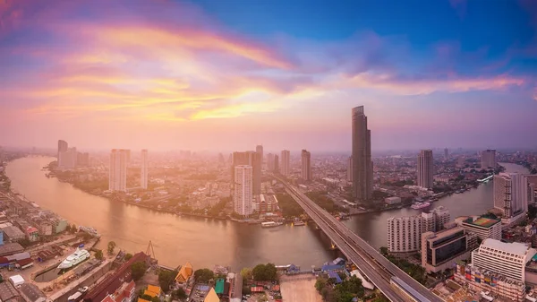 Panorama über bangkok city river gekrümmt mit schönen nach Sonnenuntergang himmel — Stockfoto