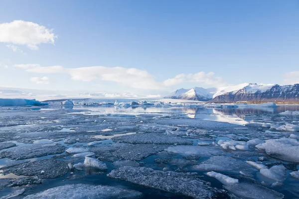 Hermoso lago natural de invierno con fondo de montaña —  Fotos de Stock