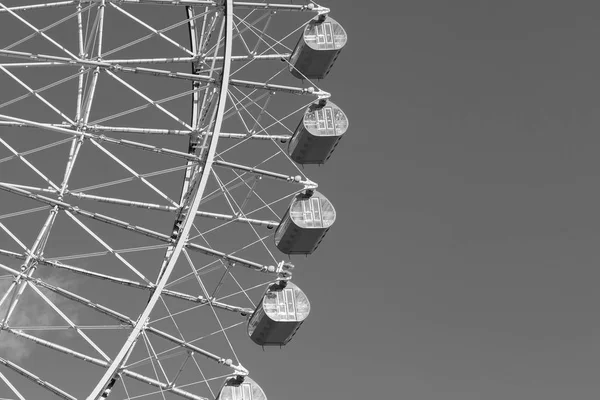 Grande roue Ferris dans le parc d'attractions gros plan — Photo