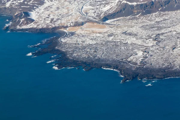 Ovanifrån, Island seacoast under vintersäsongen — Stockfoto
