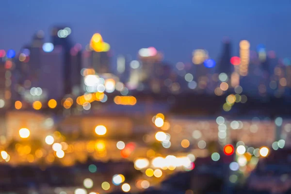 Işık şehri alacakaranlık gökyüzü bokeh gece görünümüyle bulanık — Stok fotoğraf