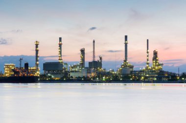 Petrol rafinerisi gündoğumu gökyüzü ile üzerinden ön Nehri