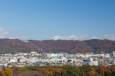 City residence alan dağ ile kaplı ve mavi gökyüzü arka plan temizleyin