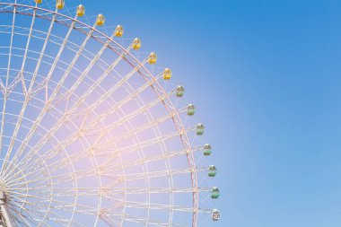 Lunapark büyük dönme dolap ile açık mavi gökyüzü