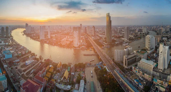 Закат над Бангкоком панорама города над рекой изогнутой — стоковое фото