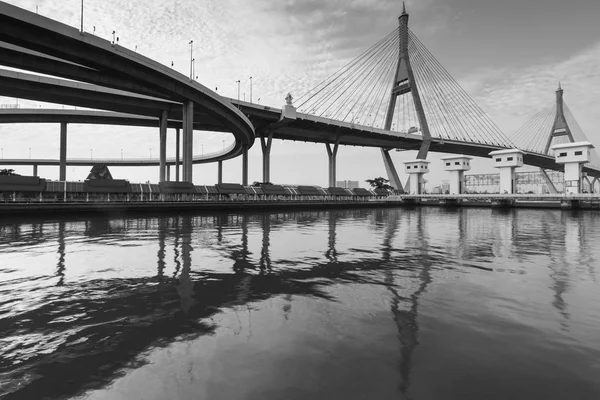 Puente colgante sobre la reflexión en el río, Bangkok Tailandia hito — Foto de Stock