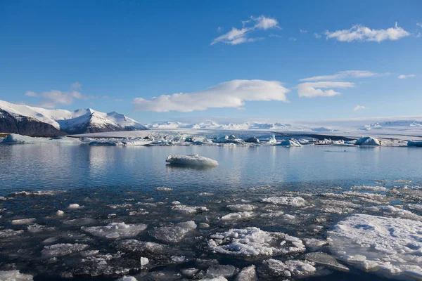 Jakulsarlon natuurlijke ijs lagune met helder blauwe hemelachtergrond — Stockfoto