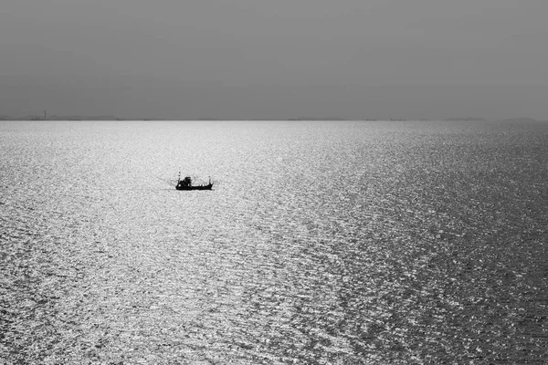 Barca da pesca da solo sul grande oceano skyline sfondo astratto naturale — Foto Stock