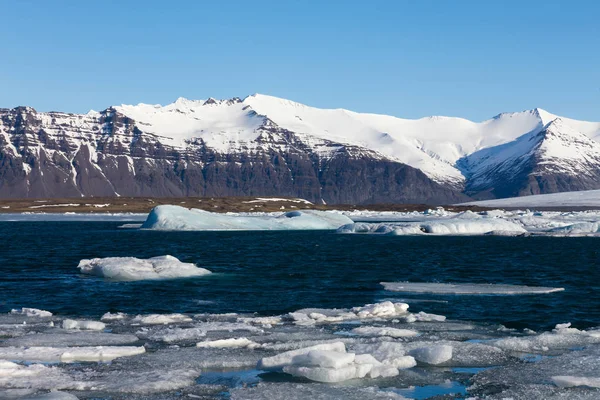 Góra z ośnieżonych lagunę lodu — Zdjęcie stockowe