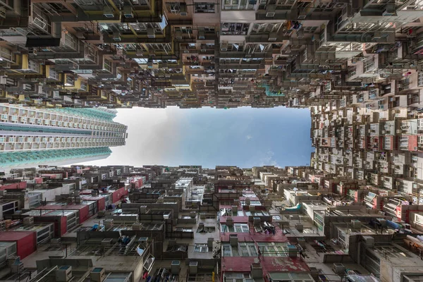 Hong Kong lotado residência apartamento edifício vista inferior — Fotografia de Stock