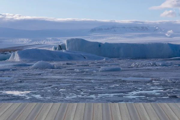 Άνοιγμα ξύλινο πάτωμα, πάγου στη λιμνοθάλασσα με χειμερινής περιόδου — Φωτογραφία Αρχείου