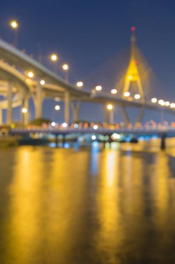 Bokeh ışık mavi alacakaranlık asma köprü ve yansıma gece görünüm bulanık