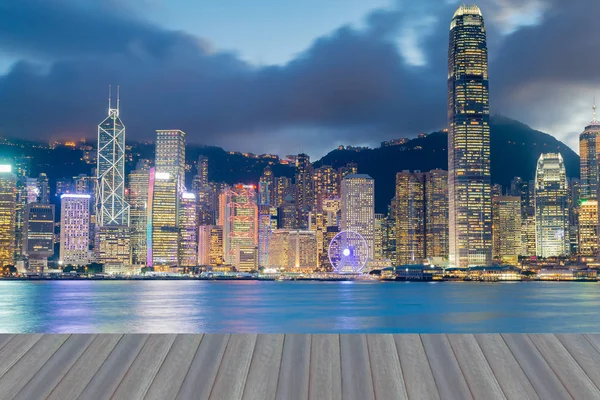 香港のビジネスの中心ダウンタウン夜ビクトリア湾、都市の景観の背景に光 — ストック写真