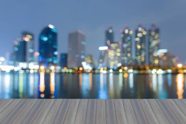 Ofis Binası yansıma gece görünümü ile arka plan üzerinde mavi alacakaranlık